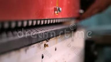 木工车间家具零件的边缘。 浅的景深.. 用于在纸板零件上粘合边缘的机器。 工业